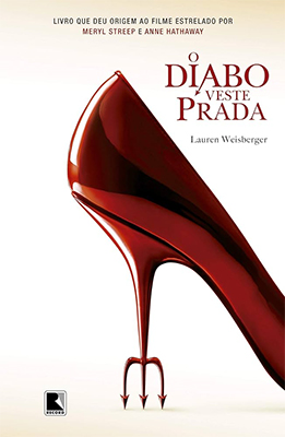 Capa do livro O Diabo Veste Prada, de Lauren Weisberger. A imagem mostra um sapato de salto vermelho brilhante cujo salto termina em uma ponta de tridente, sobre fundo branco. Na parte superior aparece a informação de que o livro inspirou o filme estrelado por Meryl Streep e Anne Hathaway.
