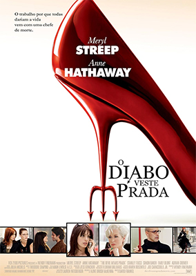 Pôster do filme O Diabo Veste Prada. Em destaque, um sapato vermelho de salto alto com ponta em formato de tridente sobre fundo claro. Acima do título aparecem os nomes de Meryl Streep e Anne Hathaway, e na parte inferior há pequenas cenas do filme com o elenco principal.