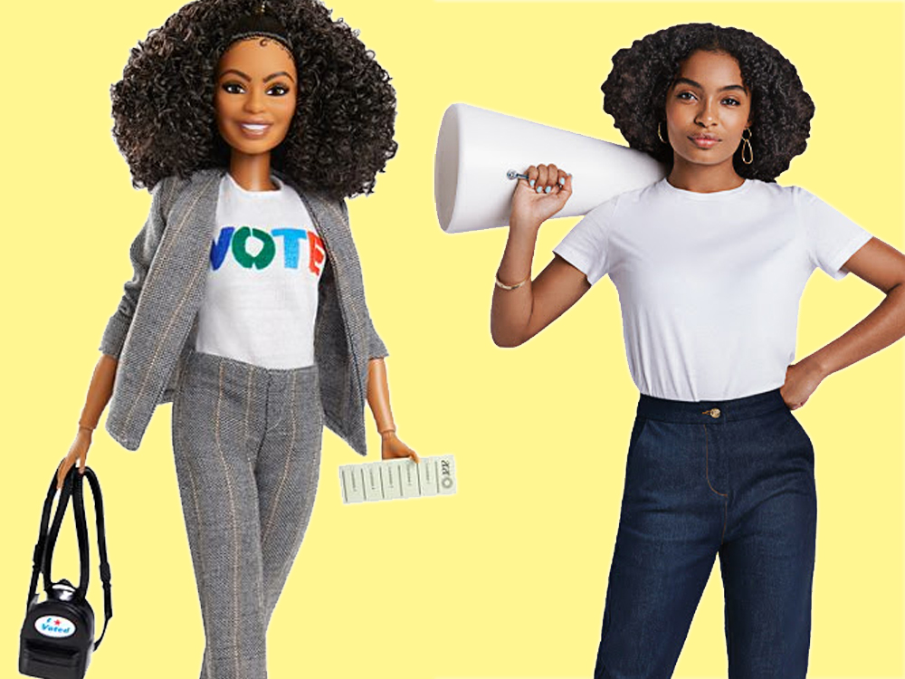 Barbie Yara Shahidi: imagem comparativa da boneca, que usa blusa branca escrito VOTE, conjunto de blazer e carrega uma cédula de votação na mão esquerda, ao lado da atriz na qual é inspirada, que segura um megafone.