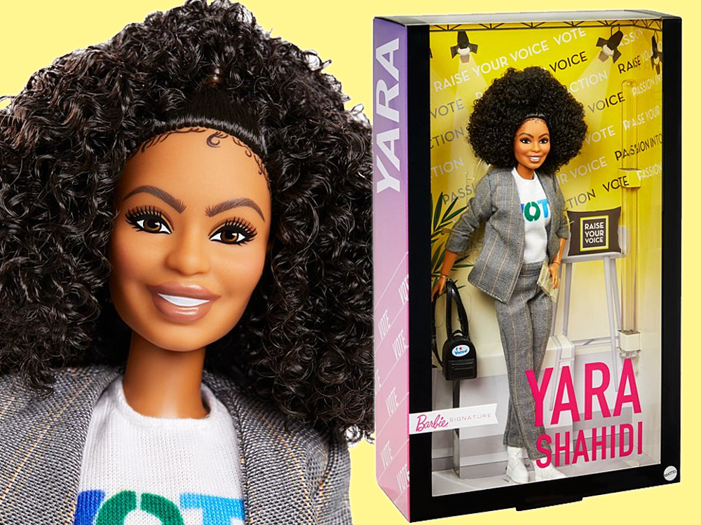Barbie Yara Shahidi: duplas de imagens da boneca, a primeira em close mostrando seu rosto de pele negra, cabelos cacheados e e um pedaço da blusa com a dizer VOTE, a segunda na caixa que vem com seu nome impresso e tem fundo amarelo, onde ela se encontra de corpo inteiro segurando uma mochila.