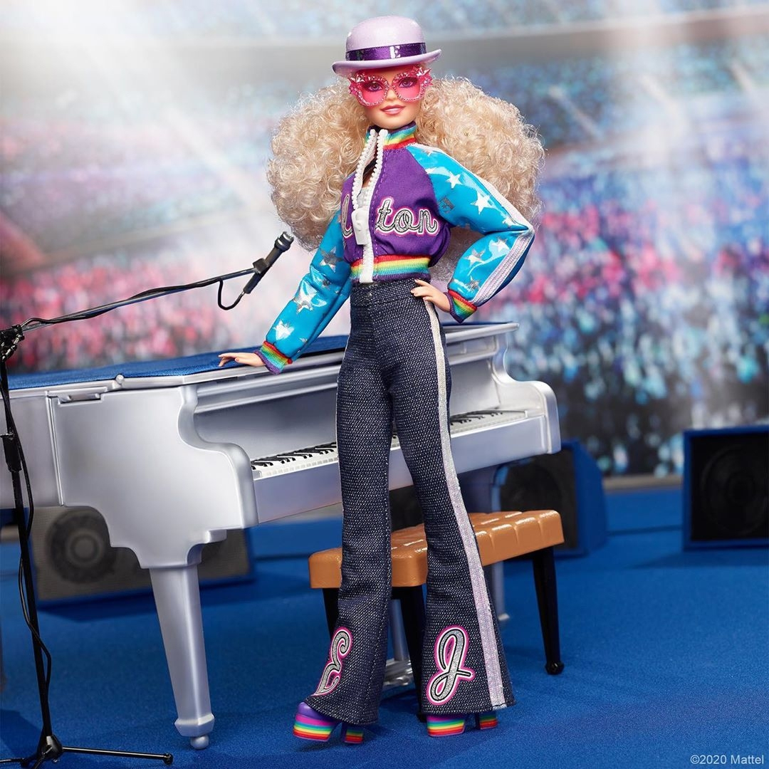 Barbie Elton John: boneca de corpo inteiro ao lado de um piano