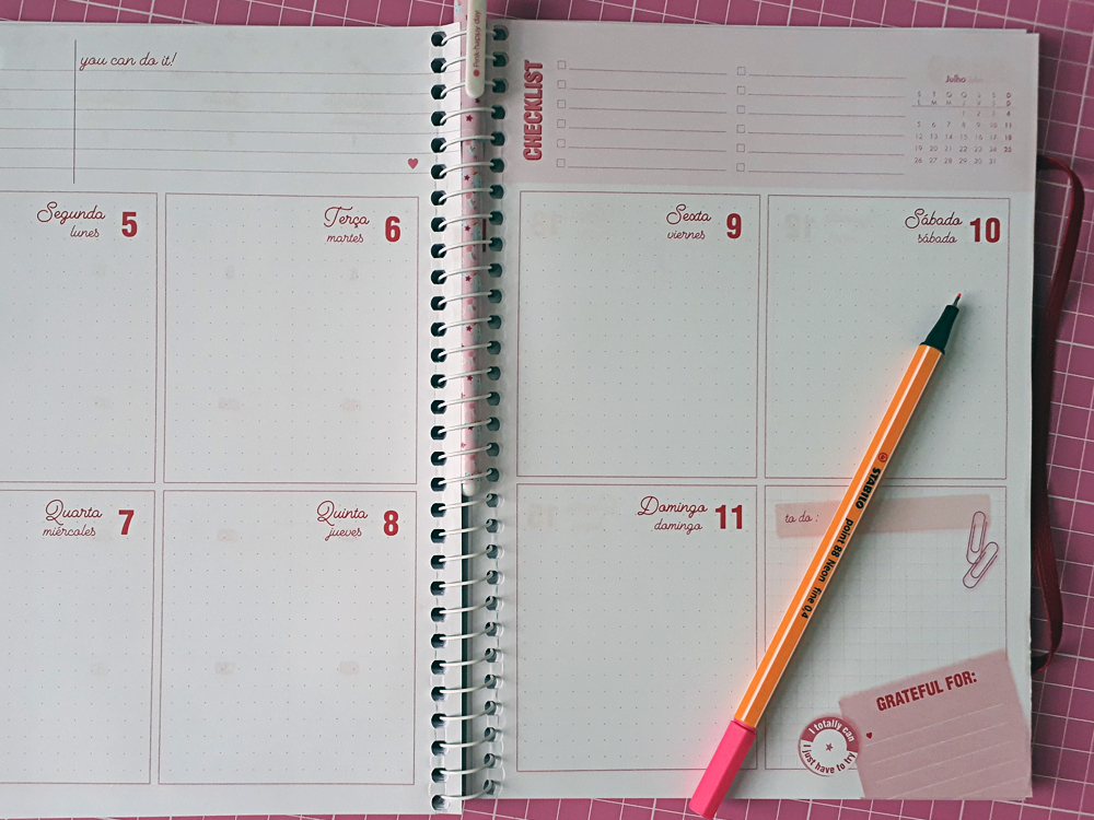 Imagem do My Pink Planner 2021 aberto na página de planejamento mensal da semana entre os dias 5 a 11 de julho. Além dos retângulos de caa dia da semana a página também contém pequenas áreas de anotações a serem feita da maneira que convir a quem usa o produto.