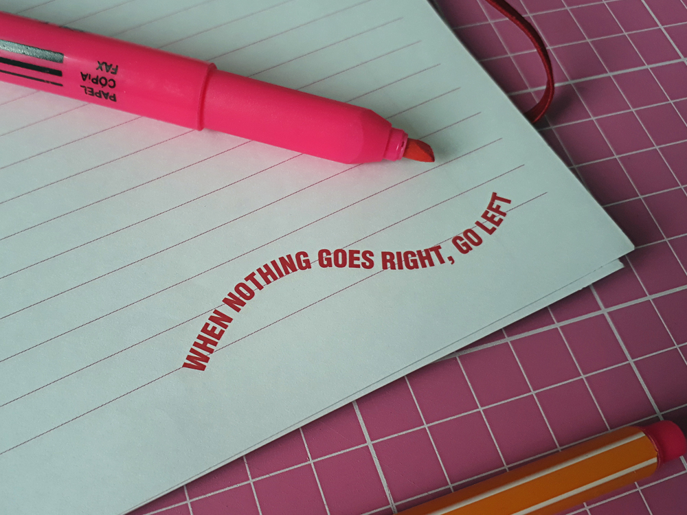Imagem do My Pink Planner 2021 aberto na página de pautada do final, onde se lê em inglês a frase "Quando nada sair direito, vá à esquerda.