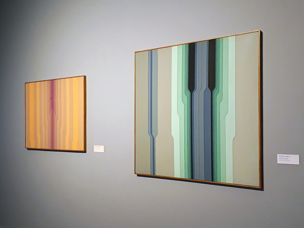 Pinturas planas que apresentam efeito de ilusão de ótica de relevo, a primeira (menor) com predominância de tons quentes e a segunda com predominância de tons frios.