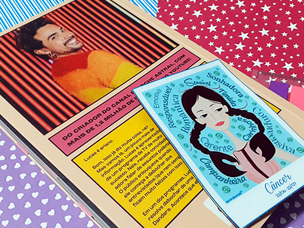 Inferno Astral: capa traseira, com foto do autor usando um casaco da bandeira do orgulho LGBTQIA+ em fundo listrado, com pequena sinopse abaixo. Os outros elementos decorativos e fundo das fotos anteriores se repetem ao redor do livro.