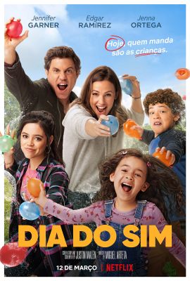 Dia do Sim: poster do filme onde se l~e o nome dos atores principais no alto, foto da família celebrando segurando balões d'água nas mãos e título em baixo.