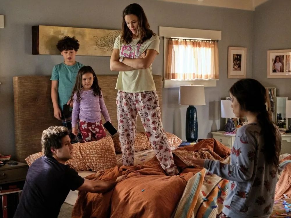 Dia do Sim: foto da família protagonita do filme, onde a mãe e os filhos mais novos se encontram em pé em cima da cama do casal, olhando para o pai que está ajoelhado no chão, com a filha mais velha em pé ao seu lado observando a cena.