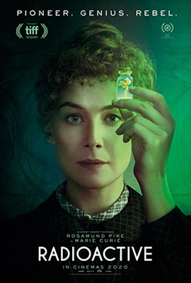 Radioactive: poster do filme onde Rosamund Pike, interpretando Marie Curie, olha para a frente segurando um pequeno frasco contendo Rádio, elemento químico descoberto pela cientista, que emite luminosidade radioativa.