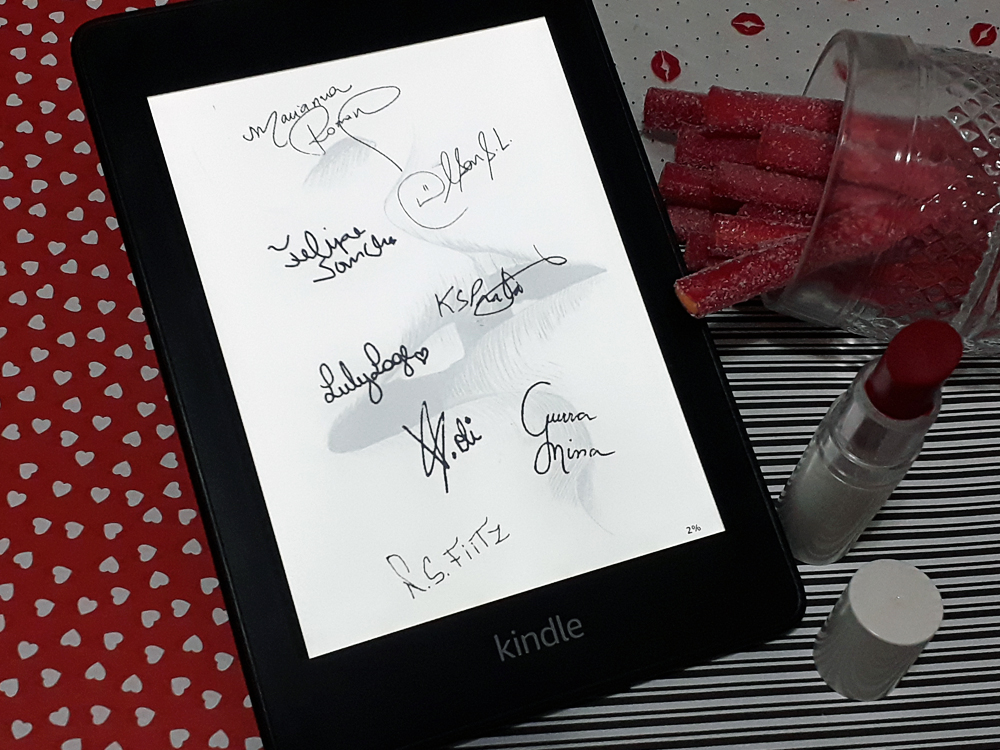 Aparelho Kindle ligado na página de autógrafos do livro, que conta com assinatura dos autores das oito crônicas poesias da publicação.. O aparelho está inserido no mesmo cenário das outras fotos.