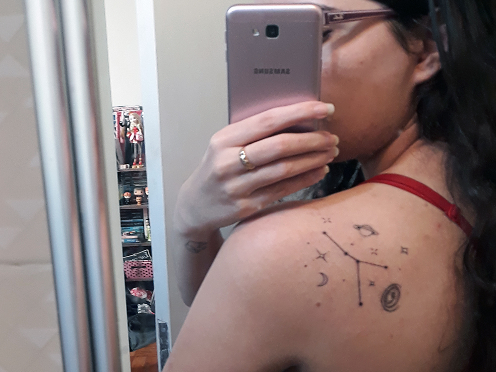 Foto tirada no escolho da tatuagem da constelação após a retirada do plástico.