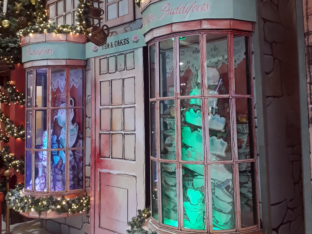 Fechada da casa de chá da história de Harry Potter, que tem tons suaves, principalmente cor de rosa, e simulação de xícaras e outros adereços para chá também em papelão.