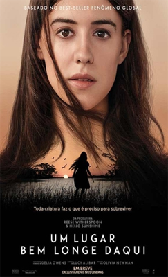 Poster do filme Um Lugar Bem Longe Daqui, onde a protagonista aparece ao topo, apenas o rosto, e ao centro, como uma sombra no brejo onde vive. Abaixo, o título e ficha técnica do mesmo.