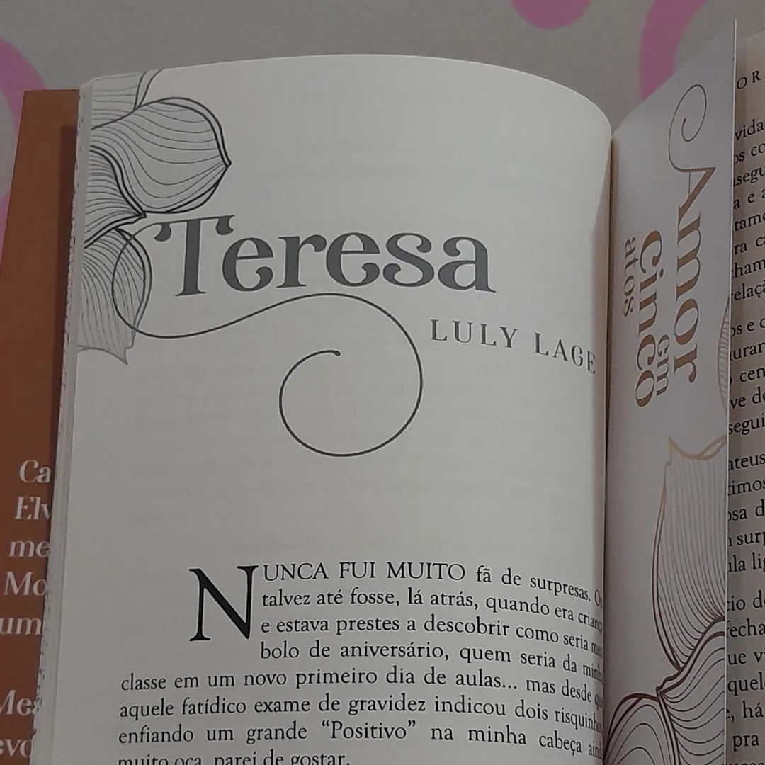 Livro aberto na primeira página do capítulo 2, Teresa, escrito por Luly Lage.