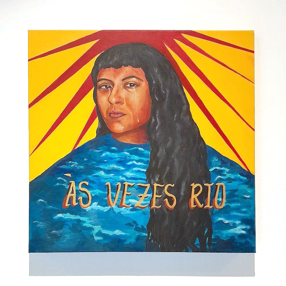 Pintura figurativa de uma mulher com expressão séria e lágrimas escorrendo pelo rosto. Ao fundo, raios vermelhos se abrem sobre um campo amarelo intenso, enquanto o título “ÀS VEZES RIO” aparece sobre o mar azul que cobre parte da composição.