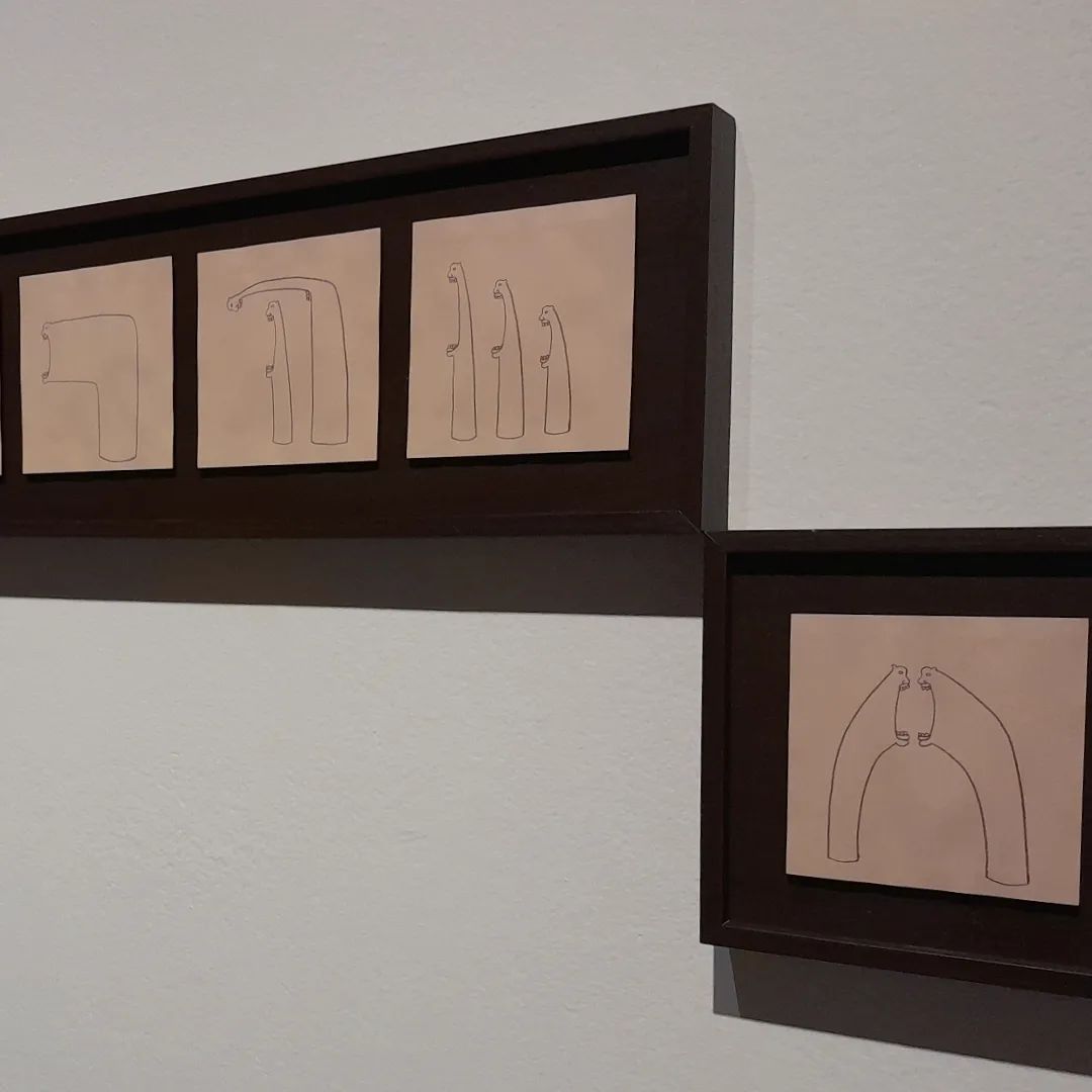 Detalhe de moldura horizontal com desenhos a lápis representando carrancas.