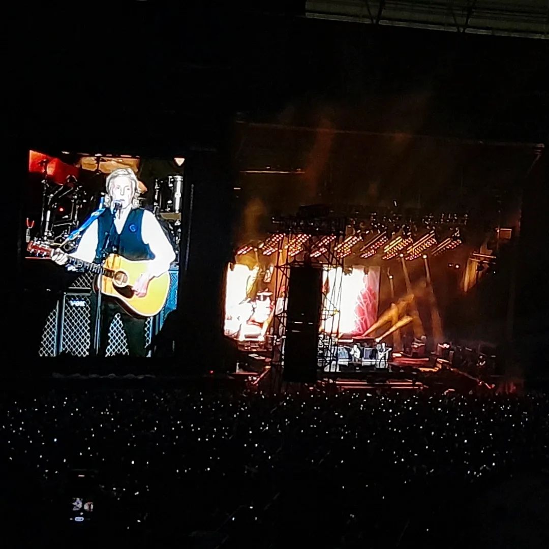 Versão em close da primeira imagem do post, onde o foco é o palco e um dos telões.