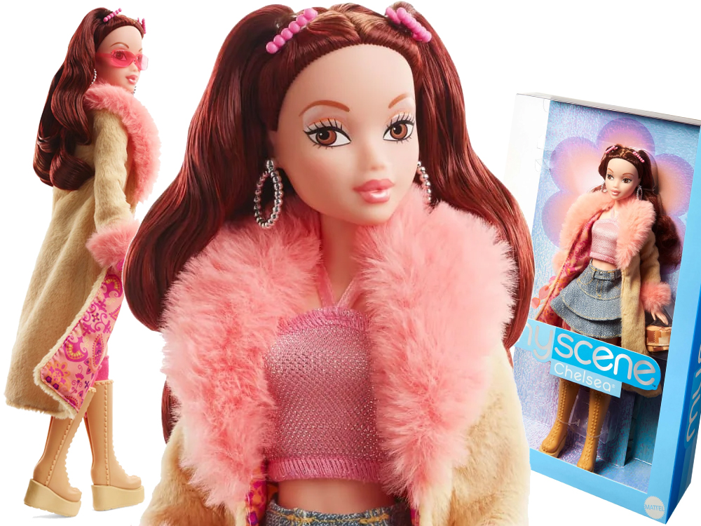 Boneca Chelsea: pele clara, cabelos acobreados presos em longas maria-chiquinhas, blusa rosa, mini saia, botas bege de cano alto e casaco bege com gola de pelos cor de rosa.