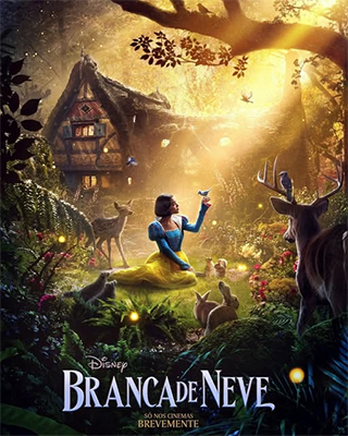 Poster do filme Branca de Neve onde a personagem título está sentada em meio a uma floresta encantada, olhando para um pássaro pousado em seu dedo, cercada de outros animais e plantas, com uma casa ao fundo
