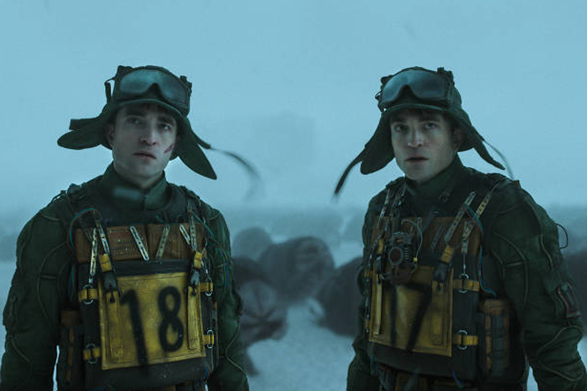 Cenas em que o ator Robert Pattinson aparece duas vezes, lado a lado, interpretando o personagem Mickey em suas versões 18 e 17. Os dois estão na neve, vestindo roupa de camuplagem militar com seus respectivos números no peito, olhando surpresos para algo que está em sua frente.