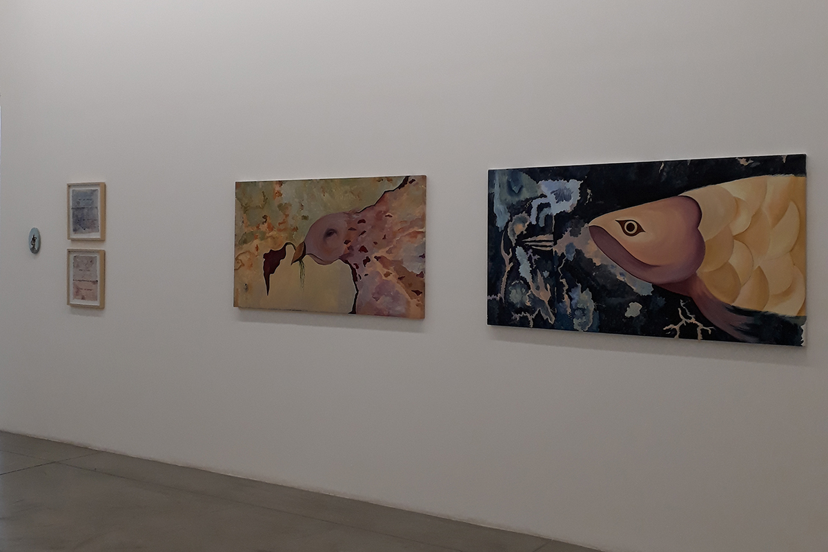 Vista da exposição retratando duas obras maiores, uma de um pássaro e a outra de um peixe.