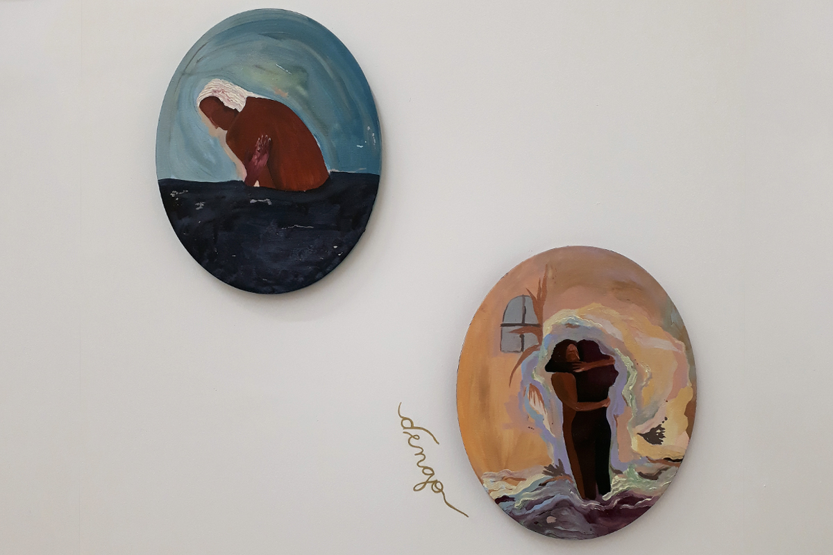 Pinturas o banho de mar, que retrata uma mulher agachada, abraçada em suas pernas com fundo azul, e Dengo, que retrata um casal abraçado em fundo amarelo. Na parde, ao lado da segunda pintura, a artista escreveu seu título em dourado