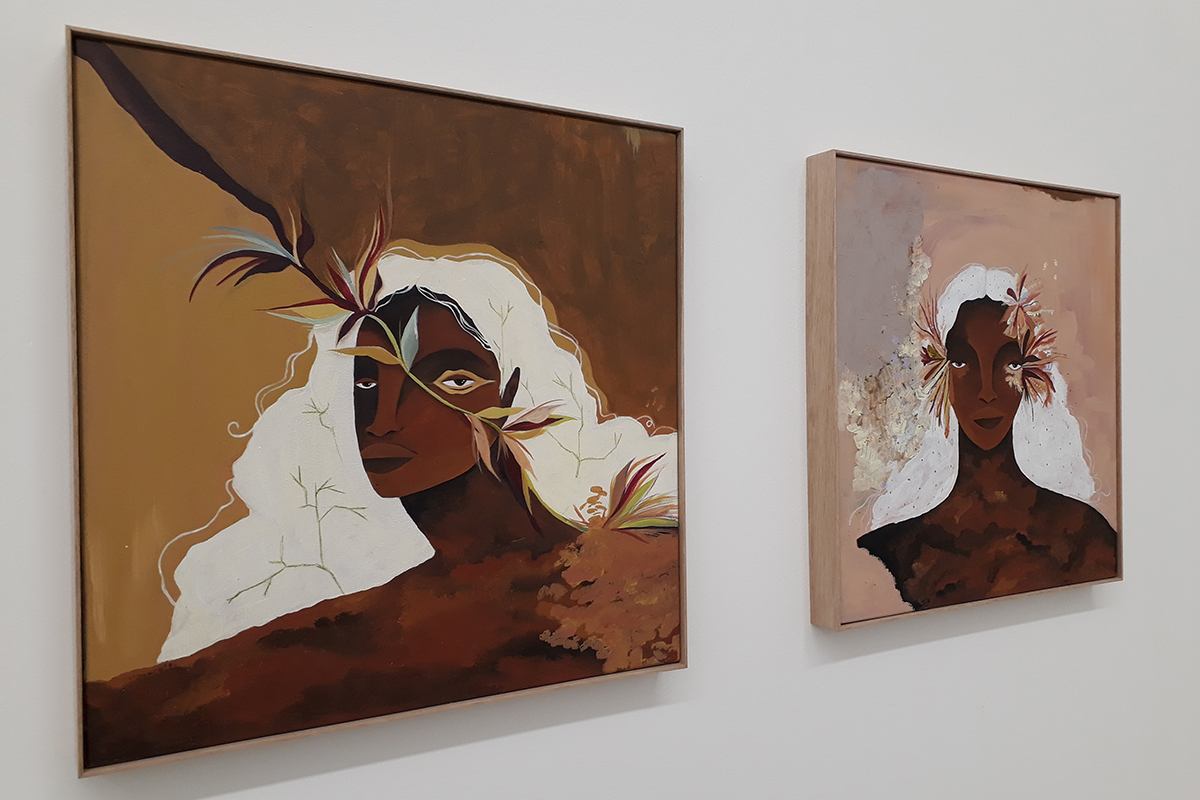 Pinturas Ontem mesmo eu floresci e Hoje mesmo eu floresci, de Jess Vieira, que retratam cada uma um rosto feminino negro, de cabelos brancos, com flores ao seu redor. A primeira tem tons de marrom e a segunda tons de rosa 