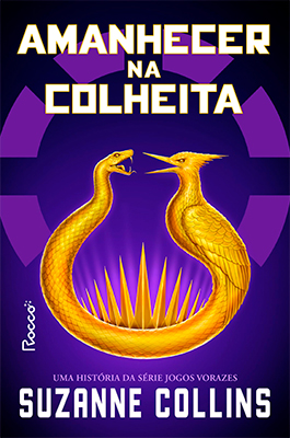 Capa do livro Amanhecer na Colheita, roxa com título em branco na parte de cima e nome da autora na mesma cor na parte de baixo. A ilustração, ao centro, é uma imagem de um pingente de ouro onde uma cobra e um pássaro estão unidos por seus rabos, com bocas abertas, um de frente para o outro.