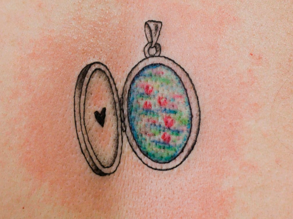 Close da tatuagem anterior, onde é possível ver a vermelhidão da pele e os traços com detalhes.