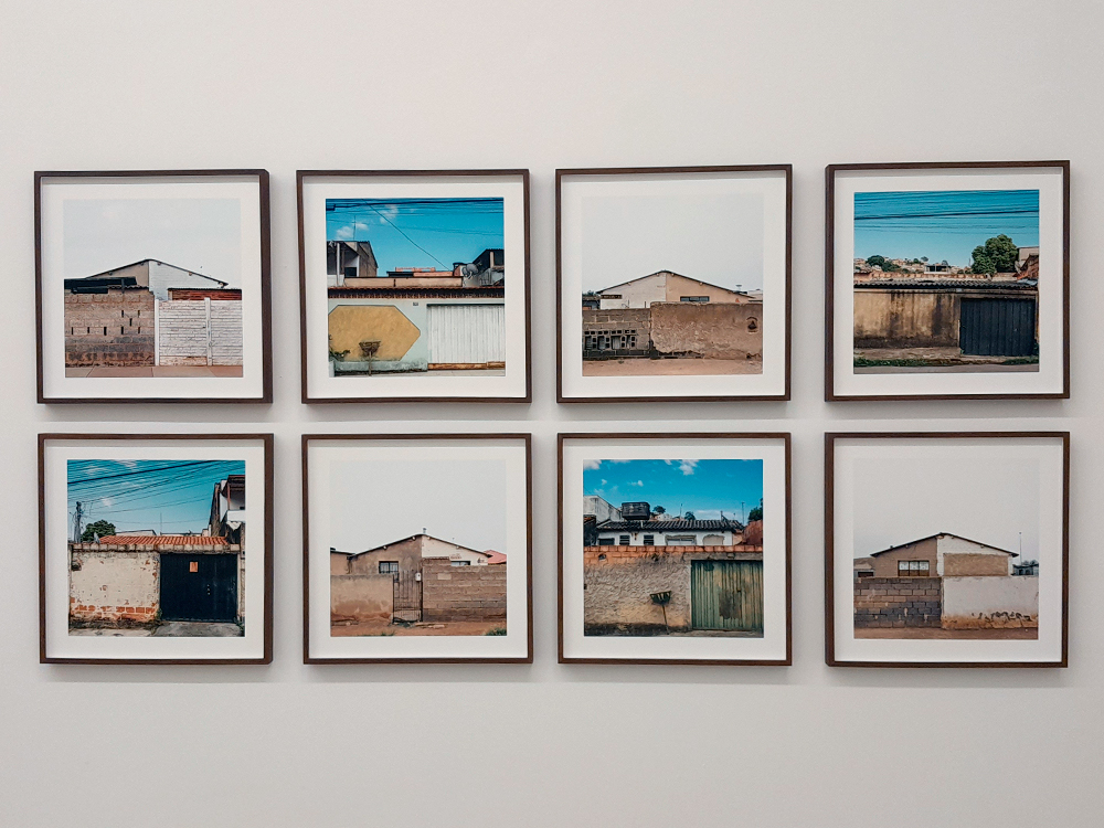 Políptico com 8 fotografias de Jabulani. Quatro delas representam casas sul africanas com céu cinza, intercaladas com outras quatro de casas brasileiras com céu azul ao fundo.