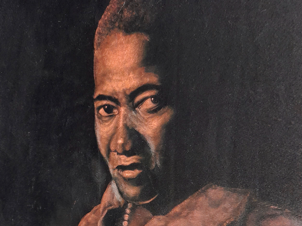 Detalhe de uma das pinturas, retratando a autora Carolina Maria de Jesus em alaranjado.