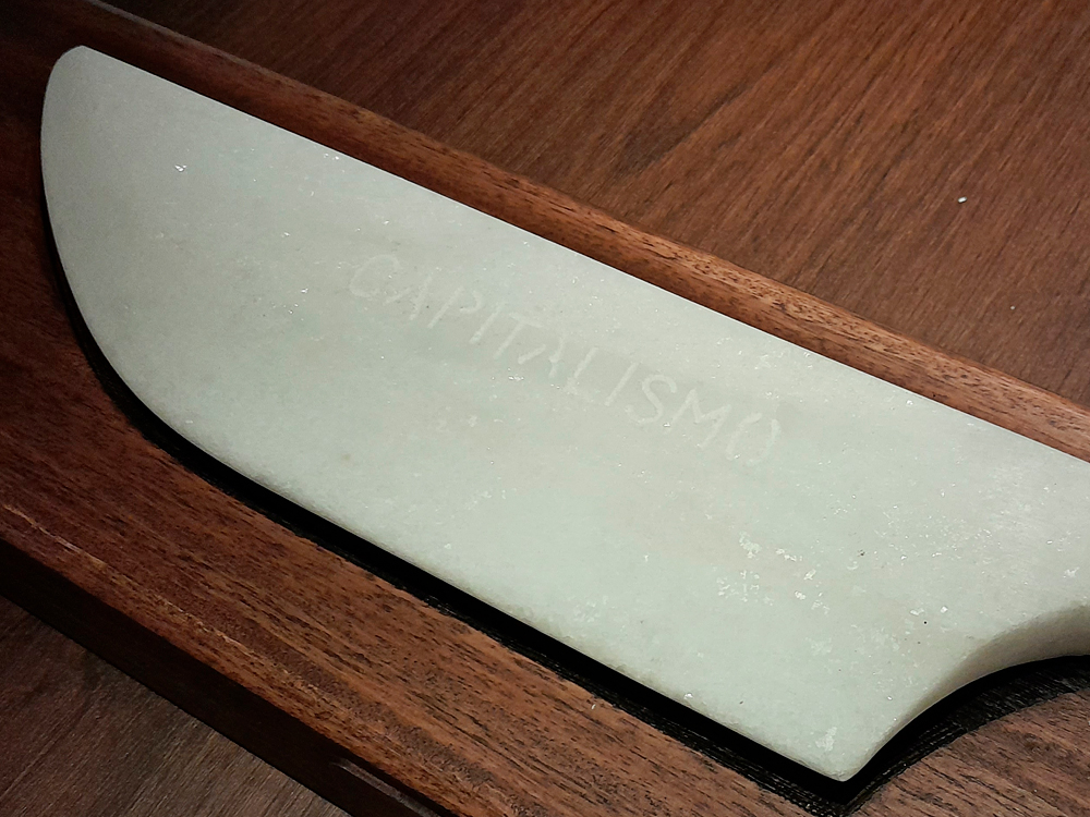 Detalhe da lâmina de uma das facas de mármore onde está gravada a palavra CAPITALISMO.
