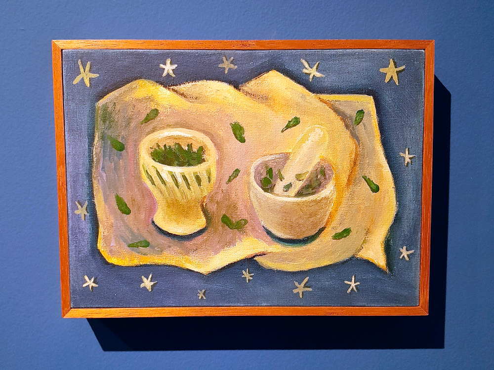Pintura de um pilão com socador e um pote com folhas verdes, sobre um pano amarelo claro. Ao fundo, fundo azul com pequenas estrelas desenhadas ao redor da composição.