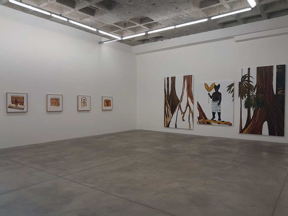Vista da exposição de Hariel Revignet mostrando duas paredes, aque tem quatro quadros menores e a que exibe o tríptico anterior, de grande dimensão