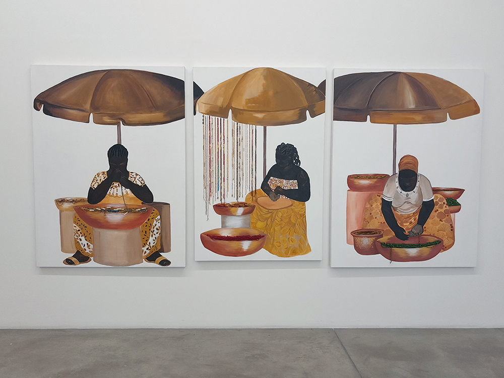Tríptico de pinturas onde, em cada quadro, é representaod uma mulher negra diferente, cada uma delas com um sombrinha sobre a cabeça e diante de uma ou mais bacias, trabalhando com contas.