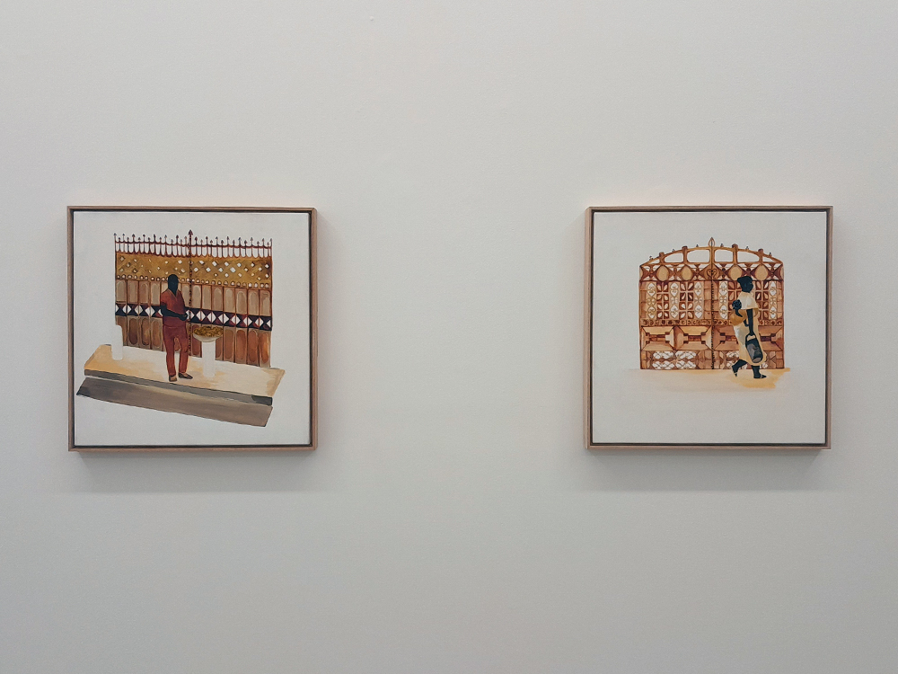 Duas pinturas quadradas na parede, uma ao lado da outra, ambas tratando pessoas andando em frente a portais gaboneses. As pinturas, assim como todas as outras da exposição até agora, estão em tons de amarelo e marrom, com detalhes em miçangas.