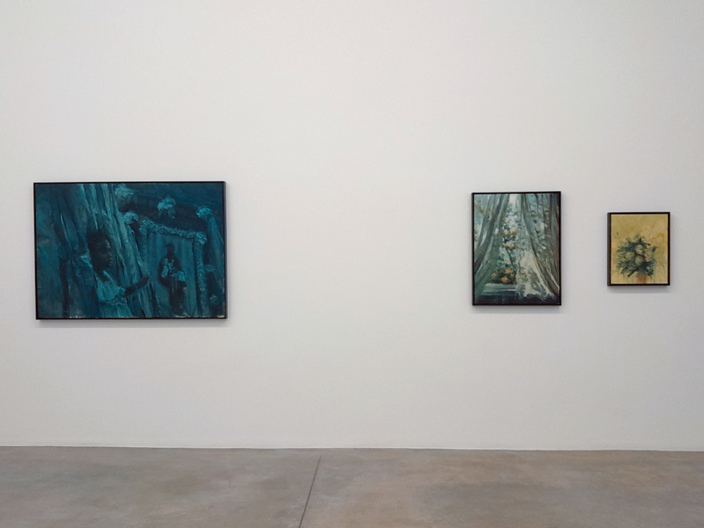 Três pinturas de Diego Mouro expostas lado a lado em uma parede branca de galeria. A da esquerda, em tons de azul, retrata figuras humanas parcialmente ocultas entre formas verticais. A do centro mostra cortinas abertas revelando um arranjo floral ao fundo. A da direita, menor e em tons de amarelo e verde, apresenta uma composição abstrata que lembra uma explosão de formas orgânicas.