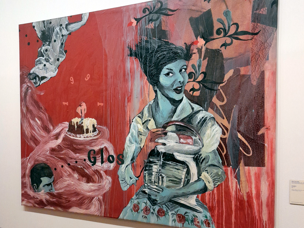 Pintura figurativa contemporânea em tons de vermelho, azul e bege. Mostra uma mulher de pele azul segurando uma batedeira, com fundo repleto de elementos abstratos, arabescos e figuras parciais de rostos. À esquerda, um bolo com vela acesa e a palavra Glos pintada em preto.