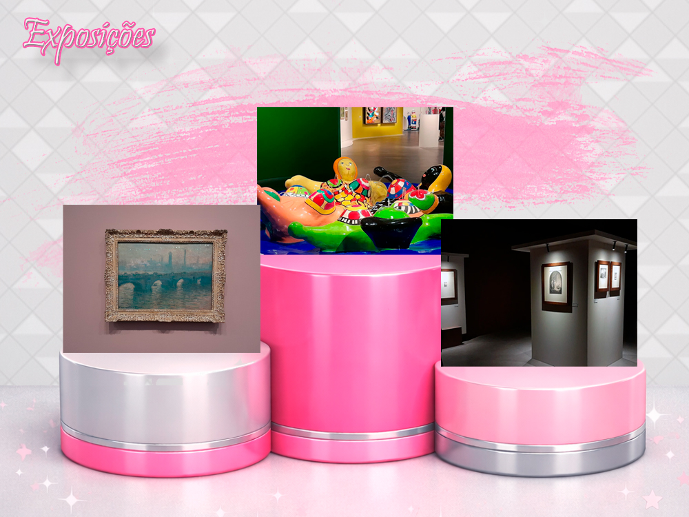 Imagem com fundo claro e detalhes em rosa mostrando um pódio de três níveis, em tons de rosa e prata, representando um ranking. Sobre o pódio aparecem três imagens relacionadas a exposições de arte: no centro, no lugar mais alto, uma obra colorida e tridimensional em um espaço expositivo; à esquerda, em um nível mais baixo, uma pintura impressionista emoldurada pendurada em uma parede rosa; à direita, outra posição do pódio exibe uma sala de exposição com gravuras emolduradas, iluminação baixa e focada. No canto superior esquerdo, lê-se a palavra Exposições em tipografia rosa.