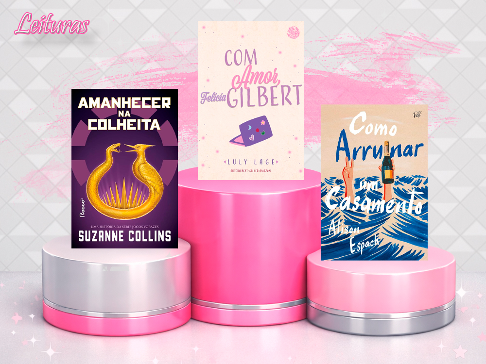 Imagem com fundo claro e pinceladas rosas ao fundo, apresentando um pódio de três níveis em tons de rosa e prata, representando um ranking. Sobre o pódio aparecem três capas de livros: no centro, no nível mais alto, Com Amor, Felicia Gilbert, com com fundo claro e um notebook lilás abaixo do título em tons de rosa e lilás à esquerda, em um nível mais baixo, capa de Amanhecer na Colheita, com fundo roxo e um símbolo dourado típico da saga em destaque ao centro à direita, outro nível do pódio exibe o a capa de Como Arruinar um Casamento, com ilustração minimalista de dois braços saindo de uma maré do oceano segurando champagne. No canto superior esquerdo da imagem lê-se a palavra Leituras em tipografia rosa.