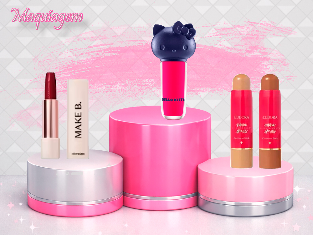Imagem com fundo claro e pinceladas rosas ao fundo, apresentando um pódio de três níveis em tons de rosa e prata, simbolizando um ranking. Sobre o pódio estão produtos de maquiagem: no centro, no ponto mais alto, um blush líquido rosa com embalagem da Hello Kitty; à esquerda, um batom vermelho da Make B em embalagem clara; à direita, dois sticks de contorno da Eudora Niina Secrets em tons diferentes de marrom. No canto superior esquerdo da imagem aparece a palavra Maquiagem em letra cursiva rosa.