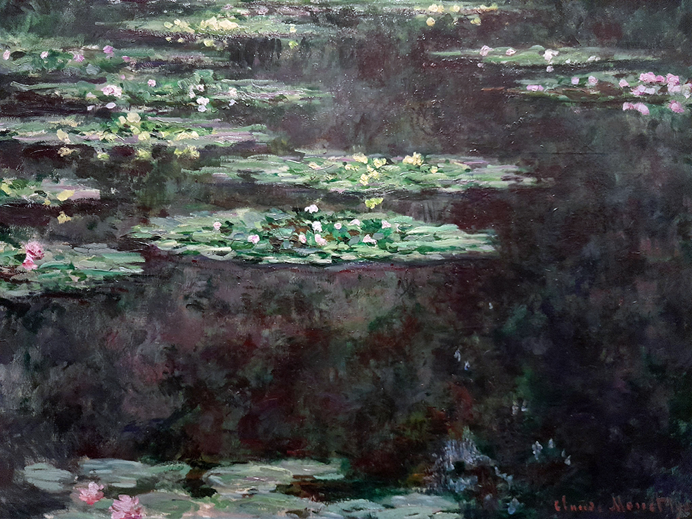 Detalhe da pintura anterior, evidenciando as pinceladas espessas e texturizadas na superfície da água. As folhas verdes e as flores rosadas aparecem parcialmente dissolvidas em camadas de tinta, com reflexos escuros e nuances de verde, roxo e marrom.