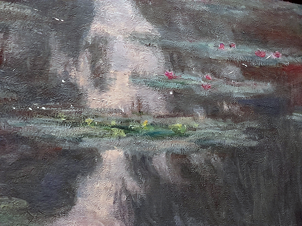 Detalhe de mostrando a superfície de um lago com reflexos difusos e pinceladas horizontais em tons de verde, azul acinzentado e lilás. Pequenos toques de rosa indicam flores de nenúfares sobre a água, enquanto a textura espessa da tinta evidencia o gesto pictórico característico do artista.