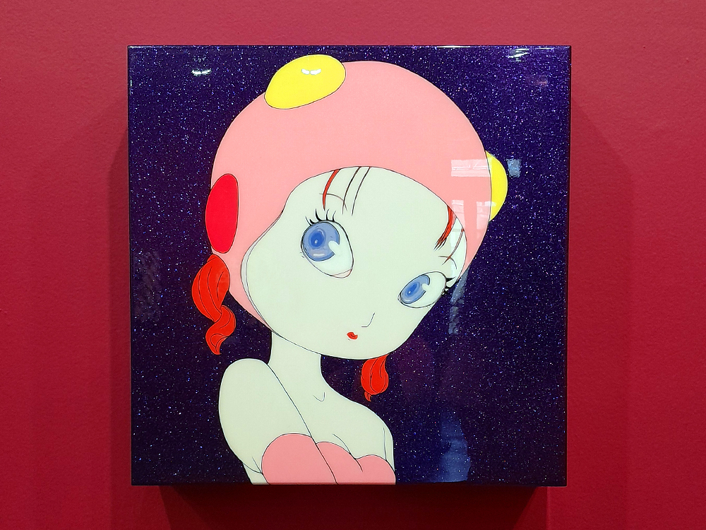 Pintura mostrando personagem feminina de olhos grandes, capacete rosa e fundo escuro cintilante, exposta na mostra do artista no CCBB Belo Horizonte.