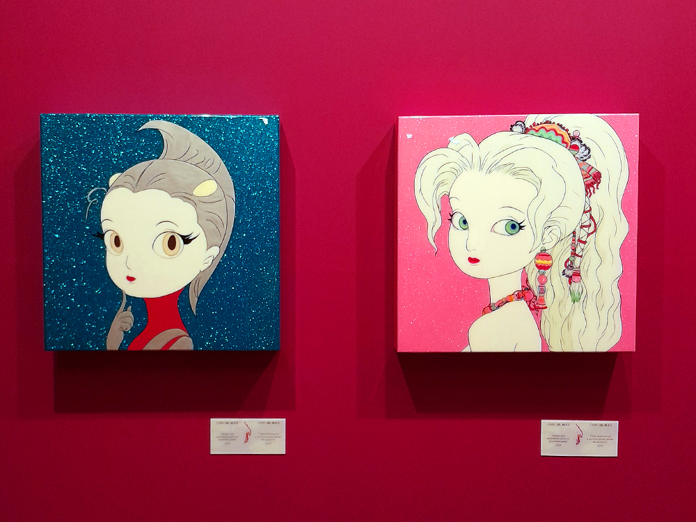 Duas obras lado a lado, retratando personagens femininas de estilo anime com fundos brilhantes azul e rosa.