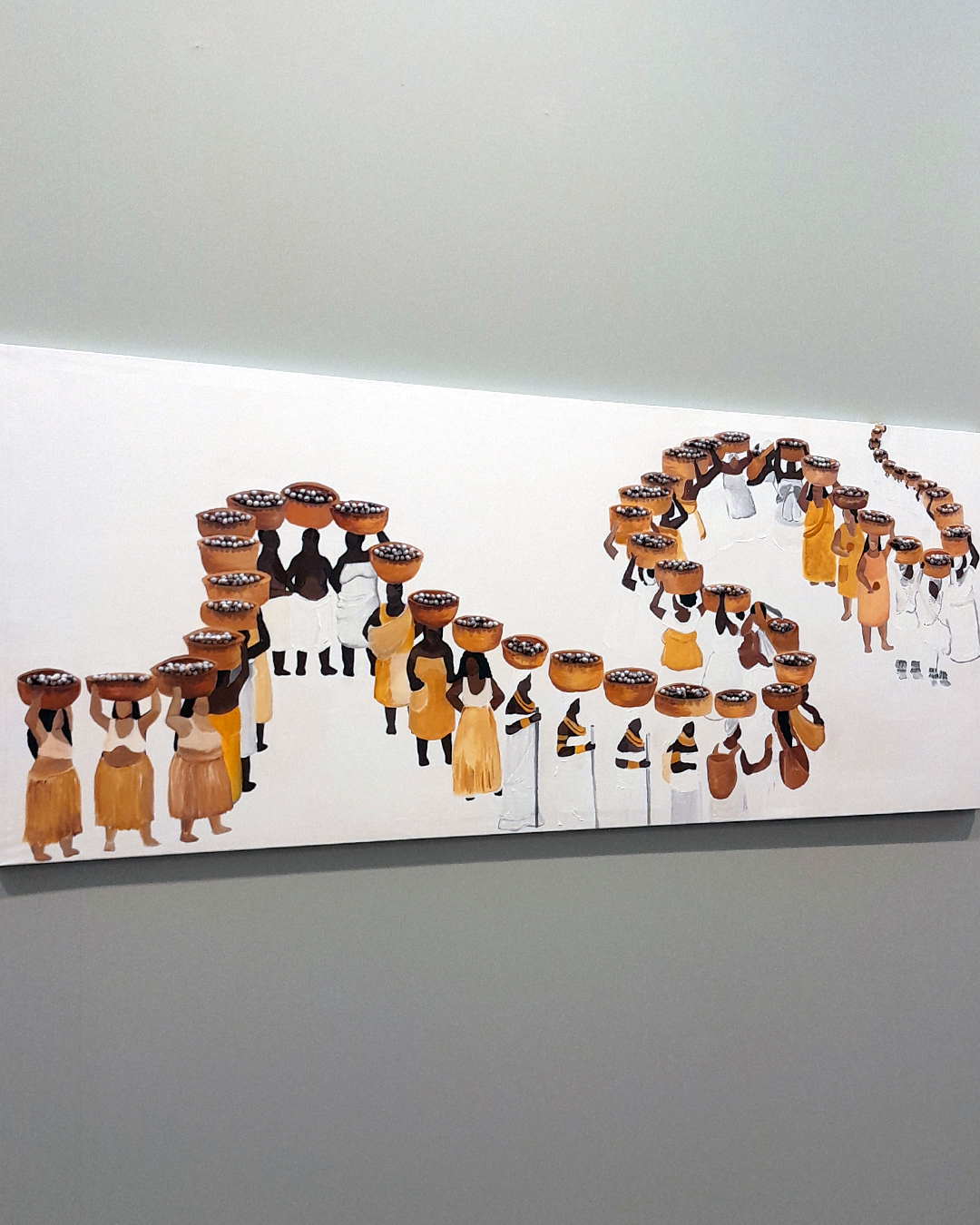 Imagem de pintura que mostra uma fileiras de mulheres negras carregando cestos, em tons de marrom e amarelo, com fundo branco.