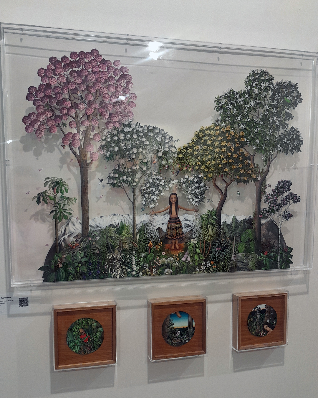 Aquarelas formando uma composição de árvores, flores e uma figura feminina ao centro, criada com elementos naturais e artísticos.