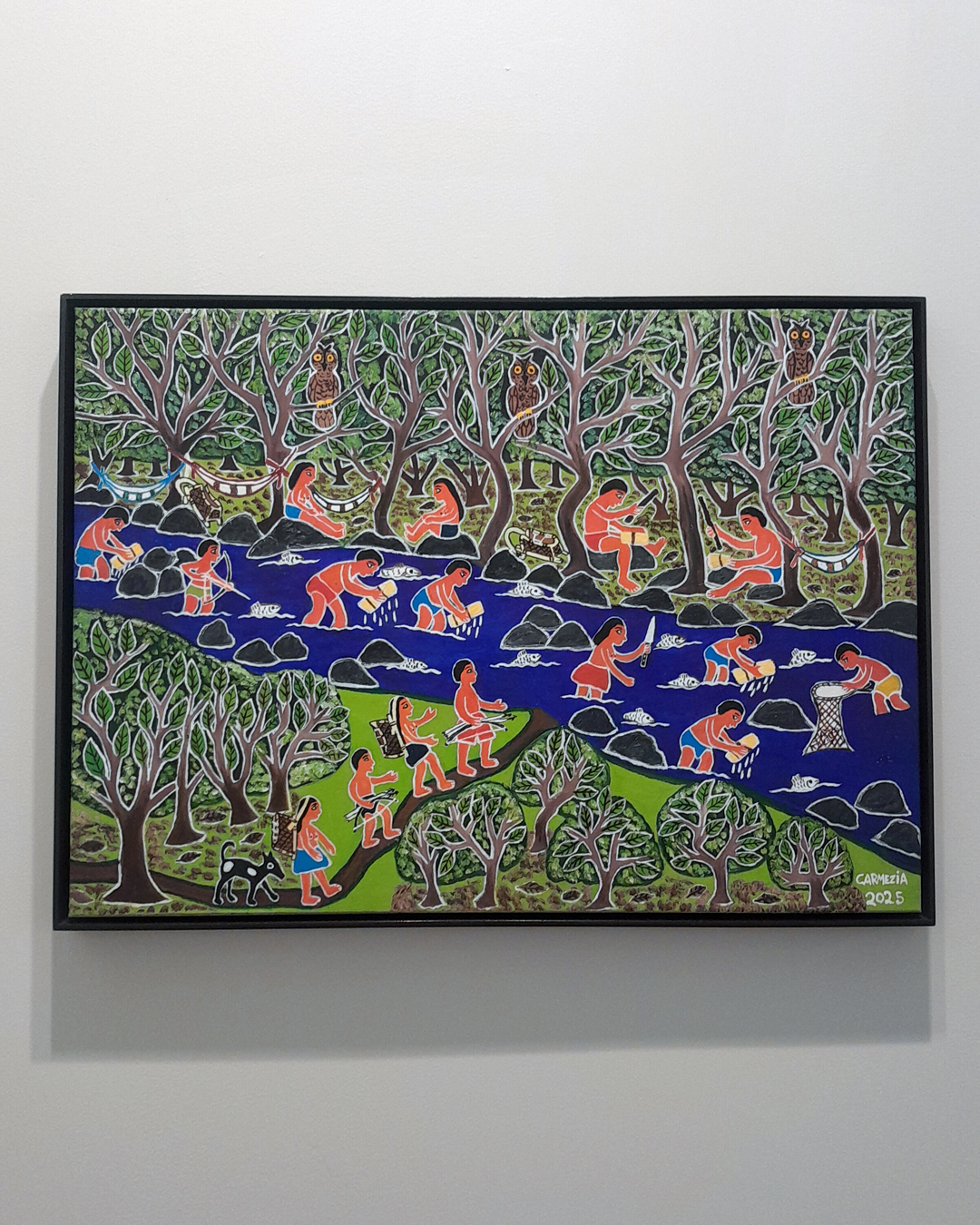 Quadro de arte indígena com cenas de caça e pesca em uma floresta exuberante, destacando pessoas, árvores e animais.