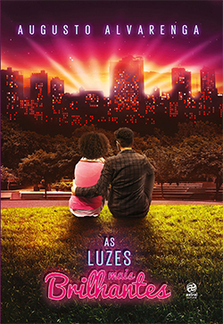 Cena de casal assistindo ao céu iluminado por luzes brilhantes na cidade, na capa do livro 'As Luzes Mais Brilhantes' de Augusto Alvarenga.
