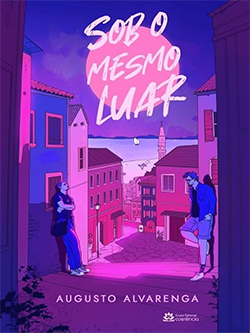 Capa do livro 'Sob o Mesmo Luar' de Augusto Alvarenga, com ilustrações de uma rua noturna de uma cidade colorida, utilizando tons de azul, roxo e rosa.