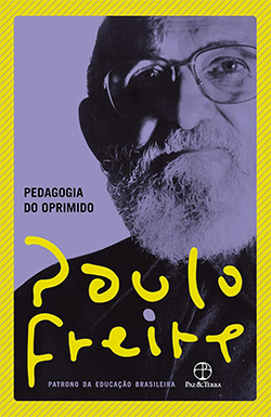 Capa do livro Pedagogia do Oprimido em tons de roxo e amarelo, com uma imagem do autor ao fundo